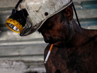 Juan Briones, de 35 años, enciende un cigarro luego de terminar su turno en una mina de Sabinas, Coahuila, el 20 de agosto de 2022.