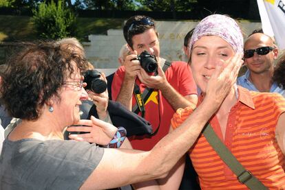 Una mujer hace un gesto cariñoso a Aurore Martin durante la manifestación de ayer en Bayona.