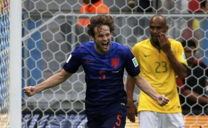 Daley Blind celebra o segundo gol da Holanda.