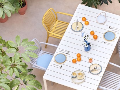 Un conjunto de mesa y sillas para el jardín de Kave Home.