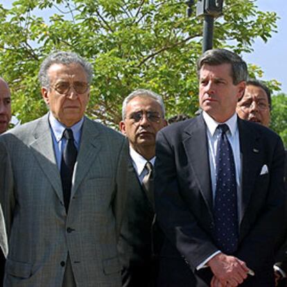 Brahimi, enviado de la ONU (izquierda), y Bremer, administrador de EE UU para Irak.
