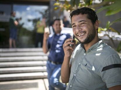 Un migrant parla per telèfon a la residència Blume.