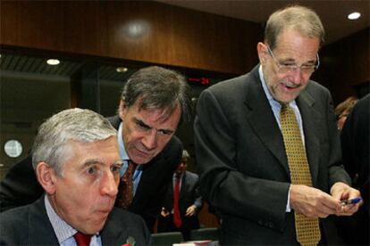 Jack Straw (izquierda), junto al responsable europeo de Política Exterior, Javier Solana (derecha).