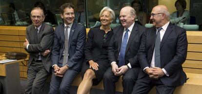 El ministro de Finanzas italiano, Carlo Padoan; su homólogo holandes y presidente del Eurogrupo, Jeroen Dijsselbloem; la directora gerente del FMI, Christine Lagarde; el minsitro de Finanzas irlandés, Michael Noonan; y su homólogo galo, Michel Sapin, este jueves en Bruselas.