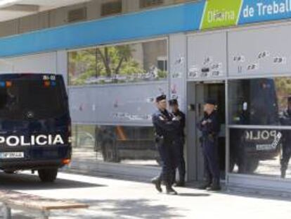La policía custodia la entrada de la oficina del Inem de Badalona.