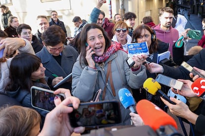 Una agraciada con una participación del Gordo de la Lotería de Navidad rodeada de medios a las puertas de la administración número 6 de Logroño.