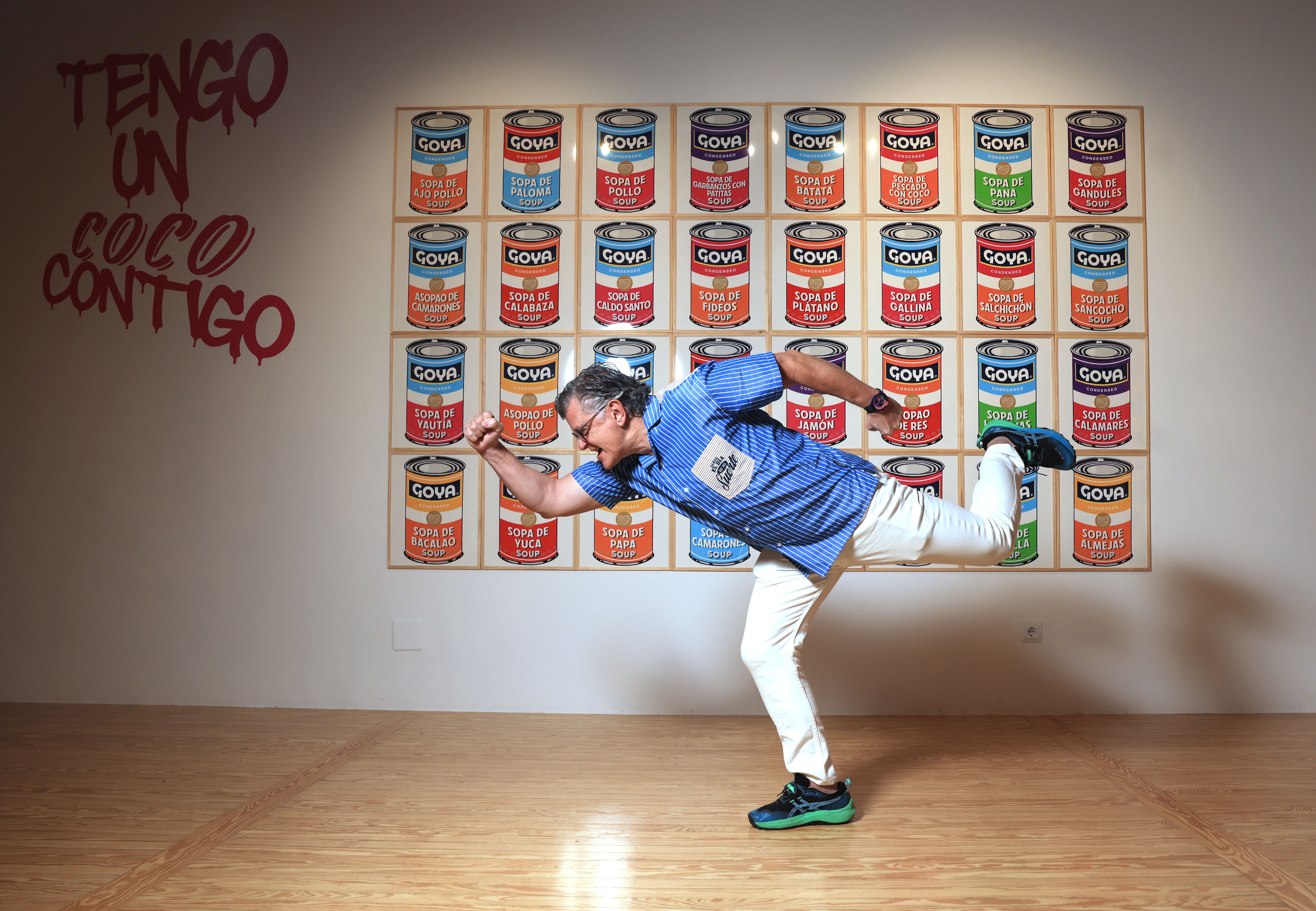 El artista Bernardo Medina en su exposición 'Tengo un coco contigo', sobre la relación entre Puerto Rico y Estados Unidos, en la Casa de América en Madrid.