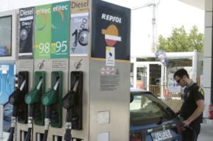 Un Joven pone gasolina a su coche en una gasolinera. EFE/Archivo