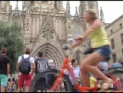 La bicicleta gana terreno como medio de transporte entre los turistas, aunque en algunas localidades ya genera problemas