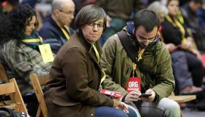 Els exdiputats Mireia Boya i Albert Botran, a una assemblea de la CUP.