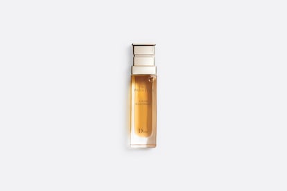 L’huile souveraine de Dior Prestige es un concentrado de aceites 100% naturales que repone los lípidos de la piel dejándola suave y favoreciendo la recuperación de la densidad y la firmeza.