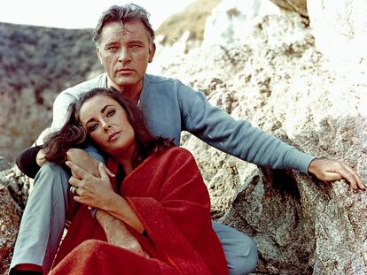 Elizabeth Taylor y Richard Burton en la película 'Castillos en la arena', de 1965.