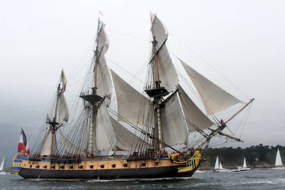 La réplica de la 'Hermione', navegando