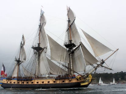 La réplica de la 'Hermione', navegando