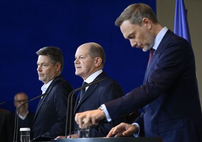 El canciller alemán, Olaf Scholz, flanqueado por el ministro de Economía y Clima, Robert Habeck (izquierda) y el ministro de Finanzas, Christian Lindner, en una comparecencia en Berlín tras conocerse el fallo del Tribunal Constitucional.