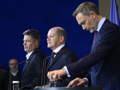 El canciller alemán, Olaf Scholz, flanqueado por el ministro de Economía y Clima, Robert Habeck (izquierda) y el ministro de Finanzas, Christian Lindner, en una comparecencia en Berlín tras conocerse el fallo del Tribunal Constitucional.