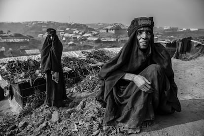 Dos refugiadas musulmanas rohingya descansan el 27 de octubre de 2017 en el campo de refugiados de Kutapalong ,en Cox's Bazar, Bangladesh.
 Los insurgentes musulmanes rohingya, por su parte, han asegurado que no tienen otra opción que combatir contra lo que han denominado como terrorismo patrocinado por el Estado birmano para defender a su comunidad, y han exigido ser consultados sobre todas las decisiones que afecten a su futuro.