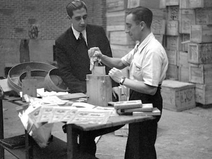 Scene of a clandestine tobacco warehouse in Madrid, depicted in 1946.