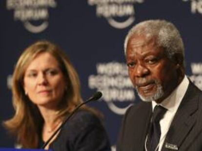 Kofi Annan, ex secretario general de la ONU y presidente de la Fundación Kofi Annan, y la directora ejecutiva de Africa Progress Panel (APP), Caroline Kende-Robb, ofrecen una rueda de prensa en el marco del Foro Económco Mundial celebrado en Ciudad del Cabo (Sudáfrica).
