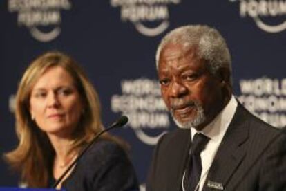 Kofi Annan, ex secretario general de la ONU y presidente de la Fundación Kofi Annan, y la directora ejecutiva de Africa Progress Panel (APP), Caroline Kende-Robb, ofrecen una rueda de prensa en el marco del Foro Económco Mundial celebrado en Ciudad del Cabo (Sudáfrica).