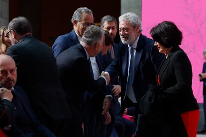 El director del Gabinete de la presidenta de la Comunidad de Madrid, Miguel Ángel Rodríguez (segundo por la derecha),  saluda al ministro de Política Territorial y Memoria Democrática, Ángel Víctor Torres (izquierda), este jueves en la Real Casa de Correos de Madrid. 
