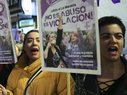 Uno de los carteles durante la protesta por la sentencia del caso Manada el 5 de diciembre de 2018, en el Ministerio de Justicia, en Madrid.