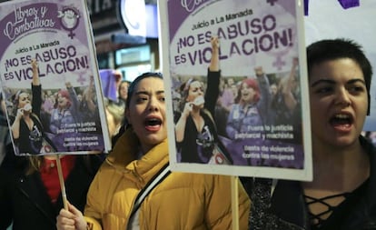 Uno de los carteles durante la protesta por la sentencia del caso Manada el 5 de diciembre de 2018, en el Ministerio de Justicia, en Madrid.