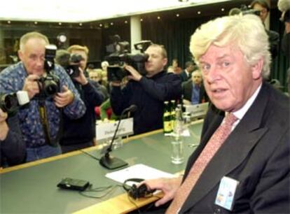 Wim Duisenberg, al término de la rueda de prensa de ayer en la sede del BCE en Francfort.