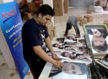 Palestinos de Hebrón elaboran carteles con los rostros de los personajes  de la telenovela <i>Noor.</i>