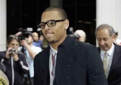 Chris Brown sale del Tribunal Supremo de Los Ángeles con su abogado Mark Geragos, el jueves 18 de febrero de 2010