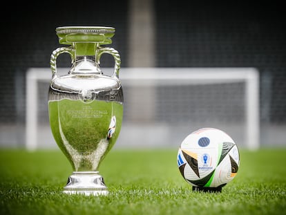 La copa de la Eurocopa y el balón oficial del torneo.