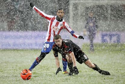 Simão disputa el balón con Bender.