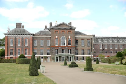 Vista general de la fachada principal del palacio de Kensington.