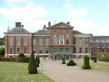 Vista general de la fachada principal del palacio de Kensington.