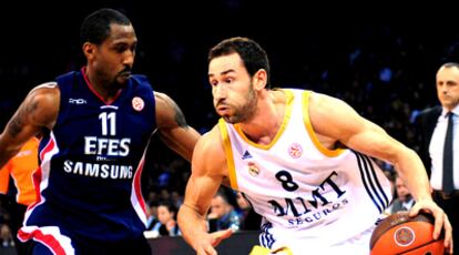 Marko Jaric ante el jugador del Efes Pilsen Bootsy Thomton.