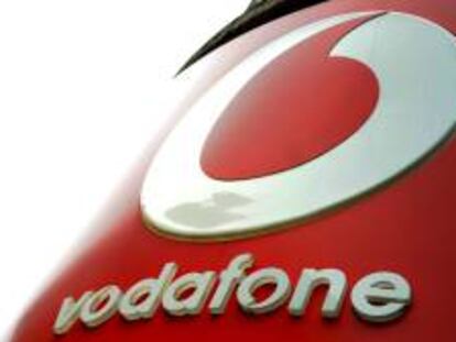 Logotipo en una tienda de la compañía de telefonía móvil Vodafone en Londres (Reino Unido). EFE/Archivo
