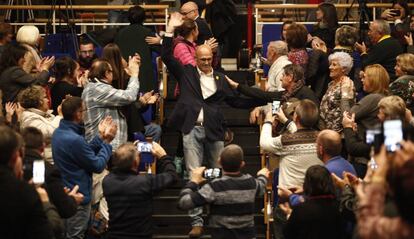 Ra&uuml;l Romeva es aplaudido a su llegada al mitin en Valls