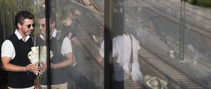 Familiares de las víctimas del accidente del tren durante un homenaje.