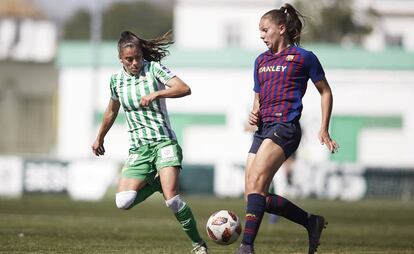 Lieke Martens conduce el balón ante Nuria Ligero durante un Betis-Barcelona, en Sevilla.