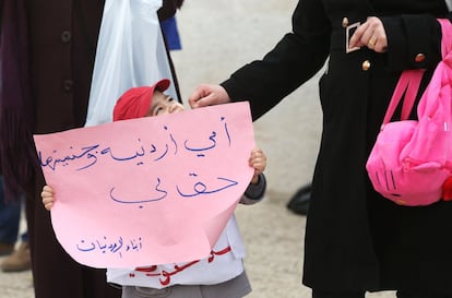 Las mujeres jordanas protestan por el derecho de las madres a pasar su nacionalidad a sus hijos, en Amman, Jordania. Según un informe oficial, hay miles de jordanas que están casadas con hombres de diferentes nacionalidades que no tienen el legítimo derecho a transmitir su nacionalidad a sus hijos, a pesar de vivir y criar a sus familias en el país.