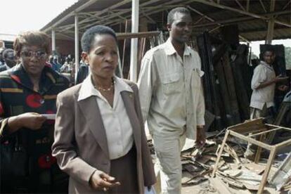 Anna Tibaijuka, enviada especial de la ONU a Zimbabue, en su visita a un área demolida de Harare.