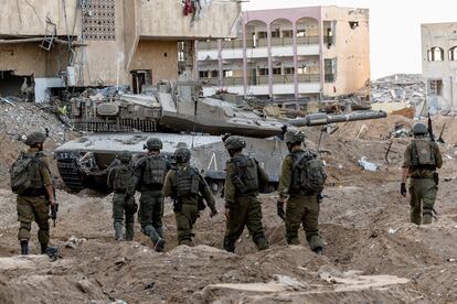 La agencia de noticias Reuters ha accedido este miércoles al norte de la franja de Gaza empotrados con las tropas israelíes que participan en invasión terrestre. Todas las fotografías de este reportaje fueron posteriormente revisadas por el ejército israelí y ninguna de ellas fue vetada. En la imagen, un grupo de soldados y un carro de combate Merkava IV. 