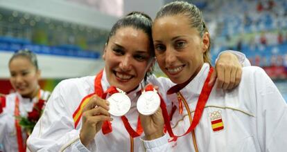 Andrea Fuentes (i) y Gemma Mengual posan con la medalla de plata conseguida en el dúo