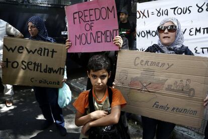 Varios refugiados sirios protestan frente a la Embajada alemana en Atenas para reclamar que las reunificaciones familiares de Grecia a Alemania se hagan efectivas.