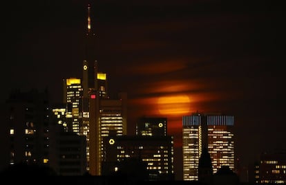 A Superlua parcialmente coberta por nuvens no céu de Frankfurt (Alemanha).