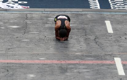 Amane Beriso Shankule de Etiopía gana el primer lugar de maratón femenina en la XXXIX edición del Maratón de la Ciudad de México.