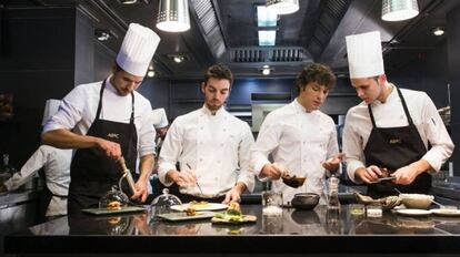 Jordi Cruz (segundo por la derecha) en su restaurante. 