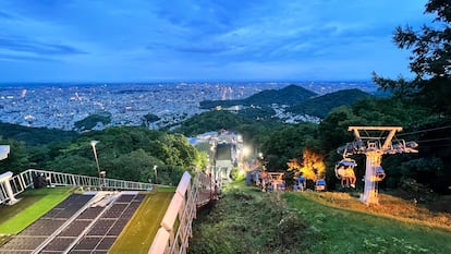 Vistas de la ciudad de Sapporo desde lo alto del Okurayama Ski Jump Stadium.