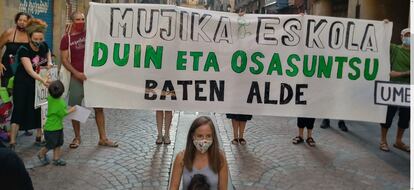 Familias de Mujika Eskola de Bilbao piden, con una clase al aire libre, acceso a espacios abiertos.