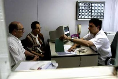 Joan Carles Souto, con unos pacientes que acuden al hospital de Sant Pau para el control de Sintrom.